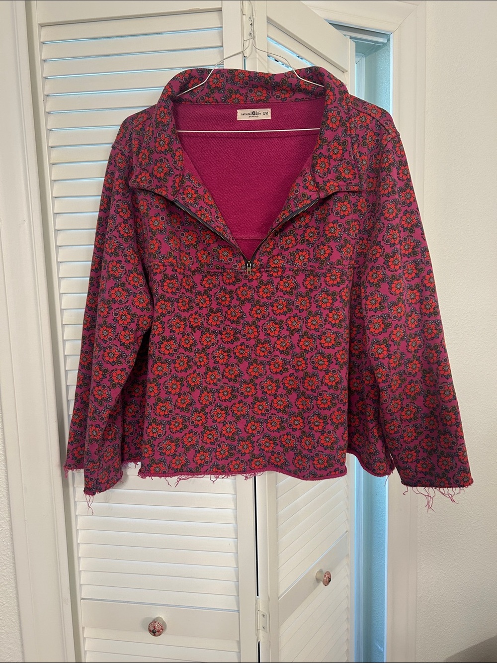 NATURAL LIFE Floral Collar Pullover in Fuchsia & Purple Accents